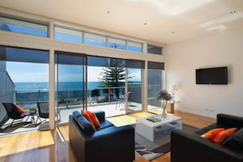 Penguin Waterfront Escape - South Australia Travel 0