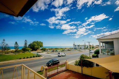 Esplanade Apartments At West Beach - South Australia Travel 0