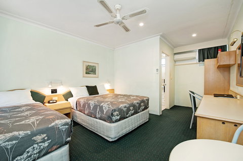Colonial Terrace Motor Inn - South Australia Travel 4