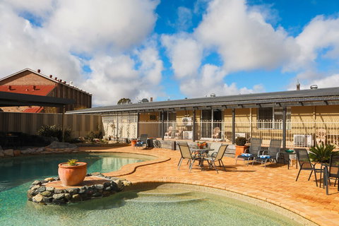 New England Motor Lodge - South Australia Travel 1