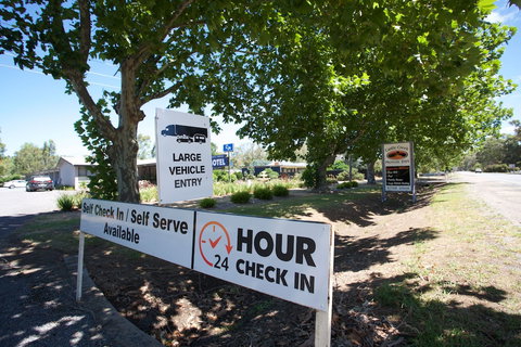 Castle Creek Motel - South Australia Travel 0