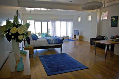 Penguin Beachfront Apartments - South Australia Travel 4