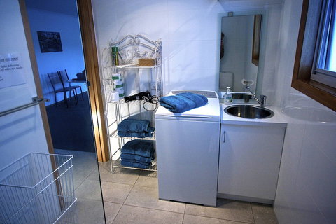 Penguin Beachfront Apartments - South Australia Travel 3