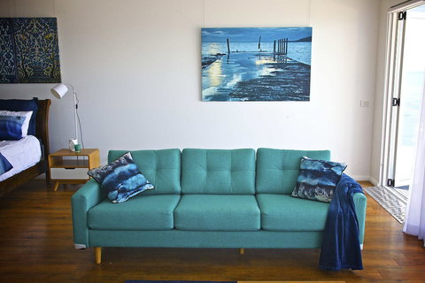 Penguin Beachfront Apartments - South Australia Travel 5