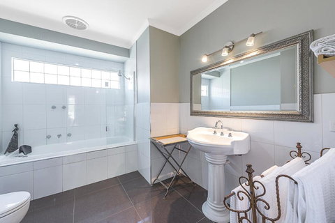 Amelina Cottages - South Australia Travel 6