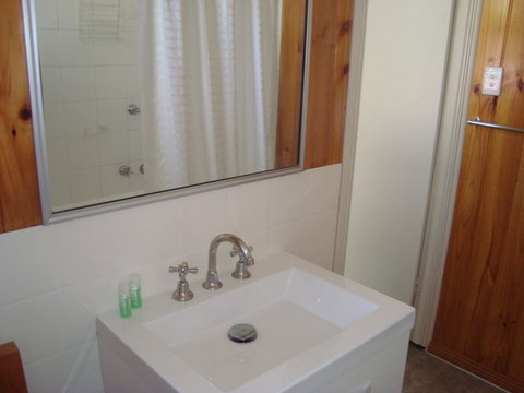 Elm Lodge - South Australia Travel 6