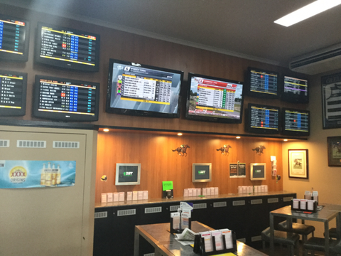 Sails Sports Bar - South Australia Travel 4