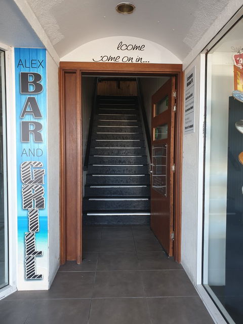 The Alex Bar & Grill - South Australia Travel 4