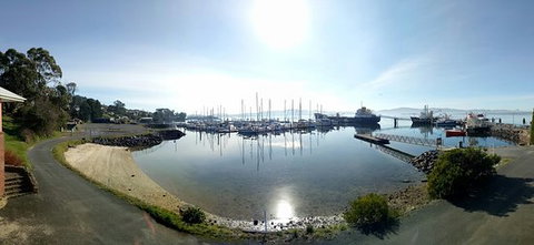 Beauty Point Waterfront Hotel - South Australia Travel 0