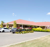 Pines Country Club Motor Inn - South Australia Travel