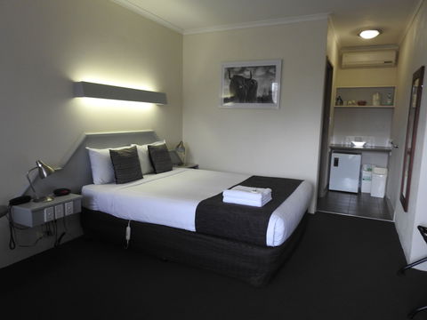Wine Village Motor Inn - South Australia Travel 9