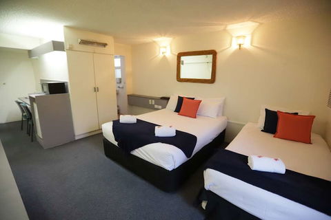 Emerald Central Hotel - South Australia Travel 5