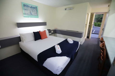 Emerald Central Hotel - South Australia Travel 7