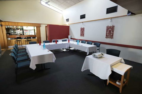 Emerald Central Hotel - South Australia Travel 8