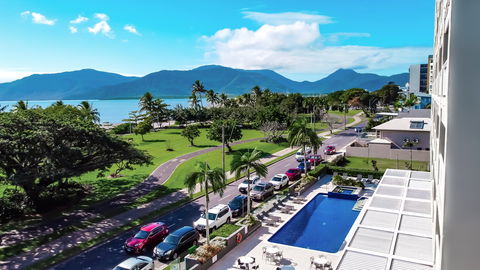 Holiday Inn Cairns Harbourside - South Australia Travel 1