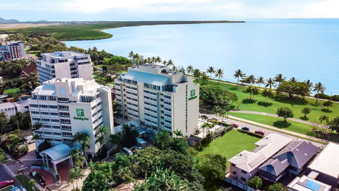 Holiday Inn Cairns Harbourside - South Australia Travel 2
