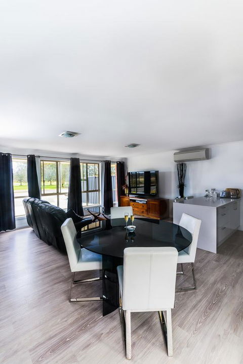 Lure Bed And Breakfast - South Australia Travel 1