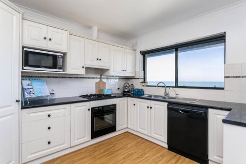 Blissful Beachfront Beachouse - South Australia Travel 8