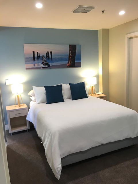Beachside Luxury Apartments One & Two Bedroom In Beachfront Oaks Pier Building - South Australia Travel 23