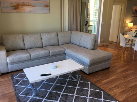 Beachside Luxury Apartments One & Two Bedroom In Beachfront Oaks Pier Building - South Australia Travel 20