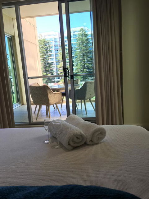 Beachside Luxury Apartments One & Two Bedroom In Beachfront Oaks Pier Building - South Australia Travel 24