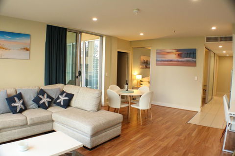Beachside Luxury Apartments One & Two Bedroom In Beachfront Oaks Pier Building - South Australia Travel 4