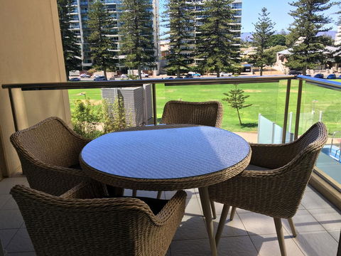 Beachside Luxury Apartments One & Two Bedroom In Beachfront Oaks Pier Building - South Australia Travel 25
