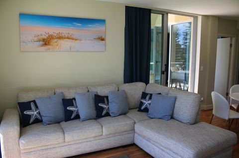 Beachside Luxury Apartments One & Two Bedroom In Beachfront Oaks Pier Building - South Australia Travel 11