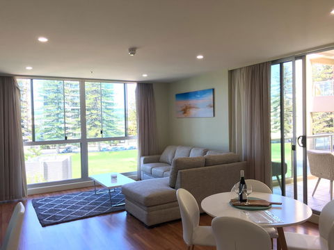 Beachside Luxury Apartments One & Two Bedroom In Beachfront Oaks Pier Building - South Australia Travel 3