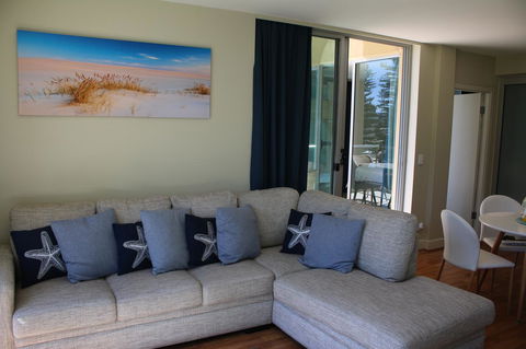 Beachside Luxury Apartments One & Two Bedroom In Beachfront Oaks Pier Building - South Australia Travel 12