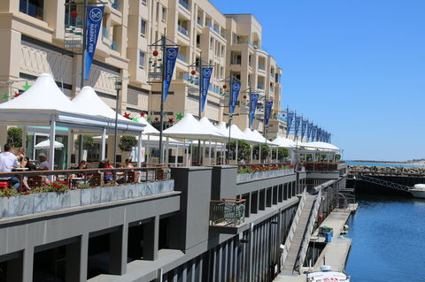 Beachside Luxury Apartments One & Two Bedroom In Beachfront Oaks Pier Building - South Australia Travel 13