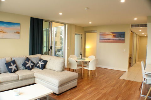 Beachside Luxury Apartments One & Two Bedroom In Beachfront Oaks Pier Building - South Australia Travel 5