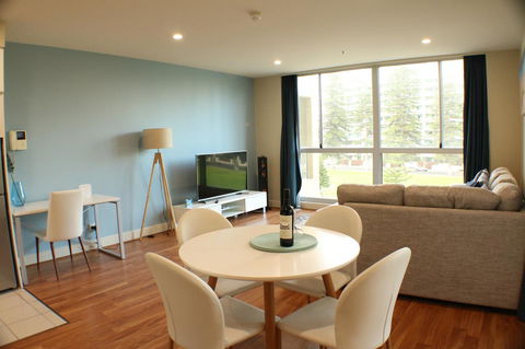 Beachside Luxury Apartments One & Two Bedroom In Beachfront Oaks Pier Building - South Australia Travel 0
