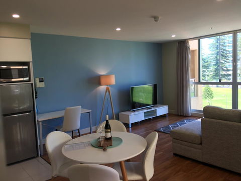 Beachside Luxury Apartments One & Two Bedroom In Beachfront Oaks Pier Building - South Australia Travel 19