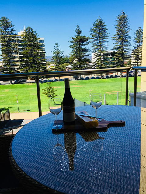 Beachside Luxury Apartments One & Two Bedroom In Beachfront Oaks Pier Building - South Australia Travel 26