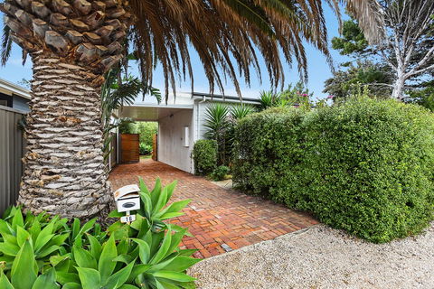 Ainslie Roberts Drive Retreat - South Australia Travel 13