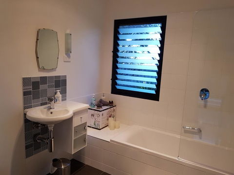 Sinclair Eco House - South Australia Travel 25