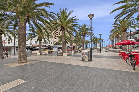 Glenelg Beach Studio - South Australia Travel 8