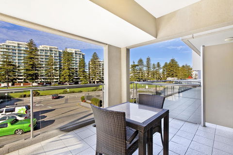 Glenelg Beach Studio - South Australia Travel 5
