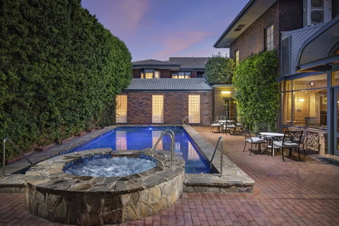 Adelaide Inn - South Australia Travel 1
