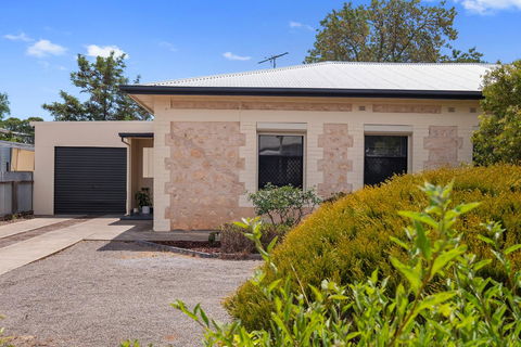 Cute And Cosy - Events, Workers, Getaways - South Australia Travel 0