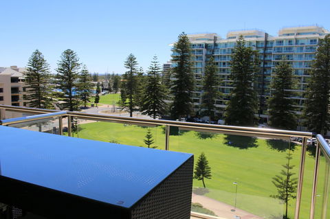 Beachside Luxury Getaway In Glenelg - South Australia Travel 14
