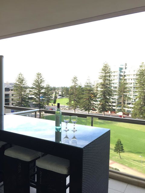 Beachside Luxury Getaway In Glenelg - South Australia Travel 0