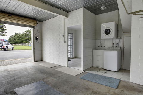 Tasman Beachside Apartment - South Australia Travel 11
