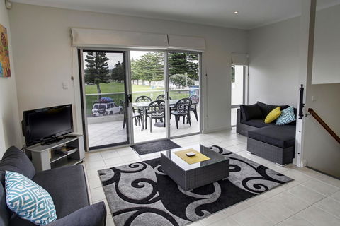 Tasman Beachside Apartment - South Australia Travel 4