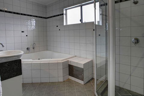 Tasman Beachside Apartment - South Australia Travel 10