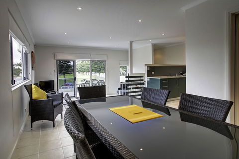 Tasman Beachside Apartment - South Australia Travel 5