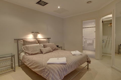 Tasman Beachside Apartment - South Australia Travel 6
