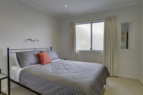 Tasman Beachside Apartment - South Australia Travel 8