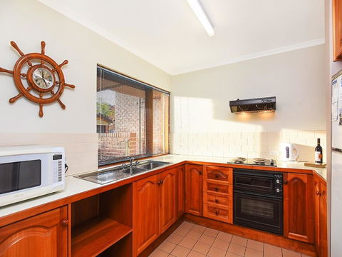Franklin Beachfront Apartments - South Australia Travel 9